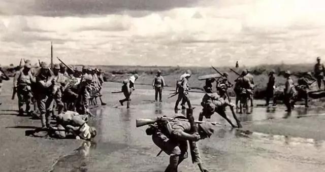 老照片:日本鬼子老照片:姑娘被迫为鬼子服务,这才是鬼子的真面目!