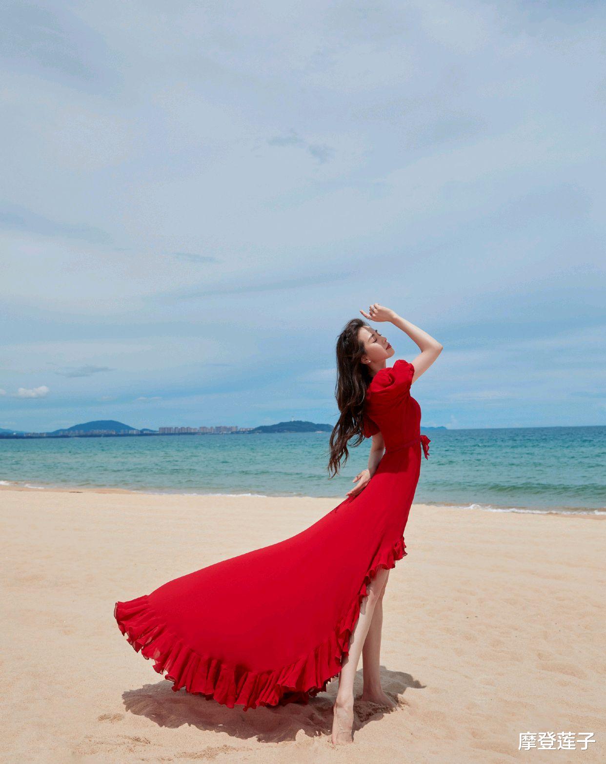 劉詩詩沙灘照好驚艷，身穿紅色雪紡連衣裙，美成一道亮麗的風景線-圖3