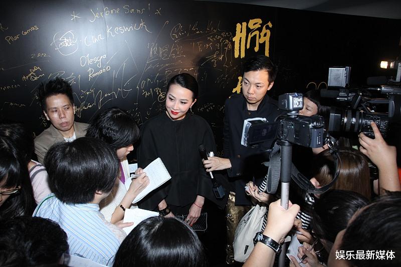 周星驰|刘嘉玲谈周星驰，没想他这么受欢迎，刚出场观众观众就鼓掌