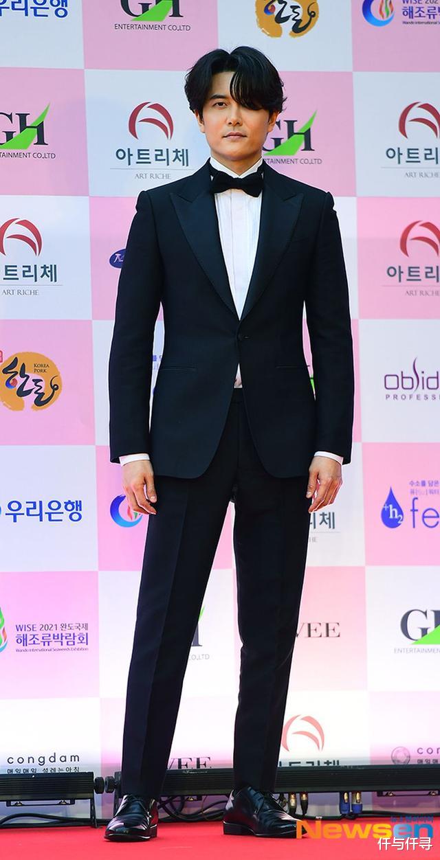 「范冰冰」红毯照妖镜：柳真睫毛搽成苍蝇脚，李秉宪黑眼圈朴春胶脸惊呆网友