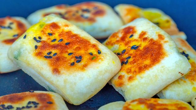 「烧饼」不用发面的发面饼，省时省力，简单一折一擀，酥脆又多层，0失败