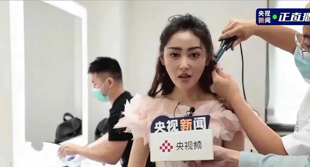 迪丽热巴|迪丽热巴拍成老奶奶,张天爱丑到认不出,央视照妖镜名不虚传……
