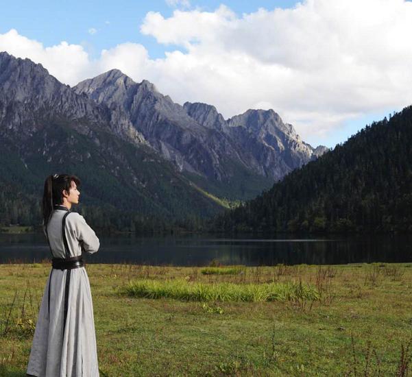 「赵丽颖」《有翡》杀青！赵丽颖晒背影照侠女范十足，大合照王一博帅气爆表