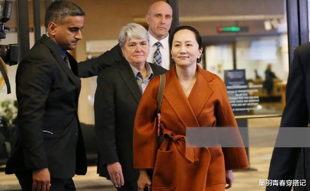 『华为』华为长女有气节！虽戴脚铐仍端庄面露微笑，大气长相跟何超琼太像