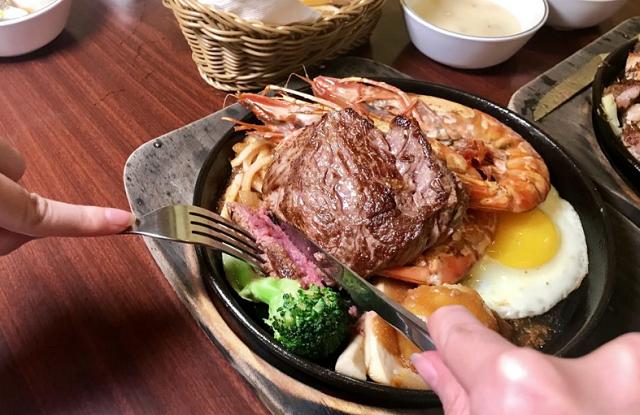 牛排|吃牛排,盘中有枚生蛋?不懂的人直接吃掉,服务员:这太好笑了!