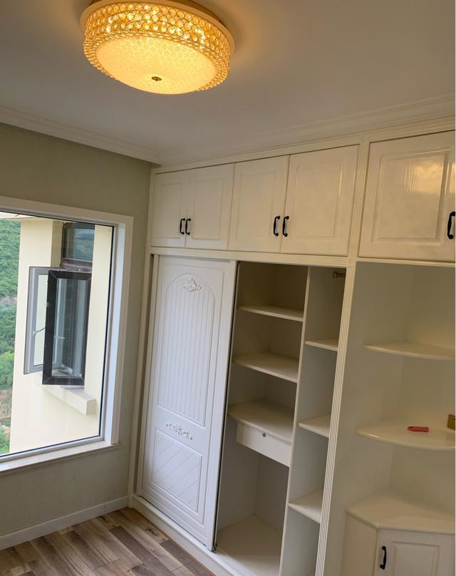 []极简风的新房硬装装修结束，电视背景墙设计真独特，简单又大气