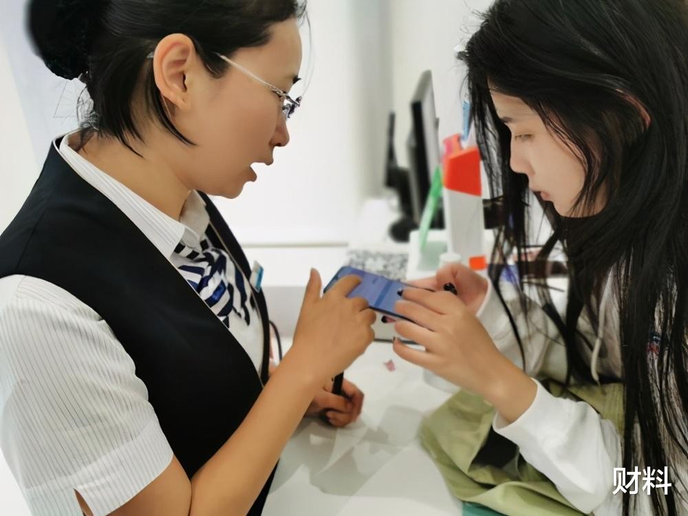 跌停|人均欠债13万！“储蓄大国”变“负债大国”，老百姓的钱都花哪了