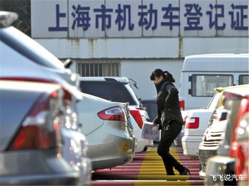 [豪车]上海二手车市场库存超红线，豪车5万一台没人要，网友：谁敢买？
