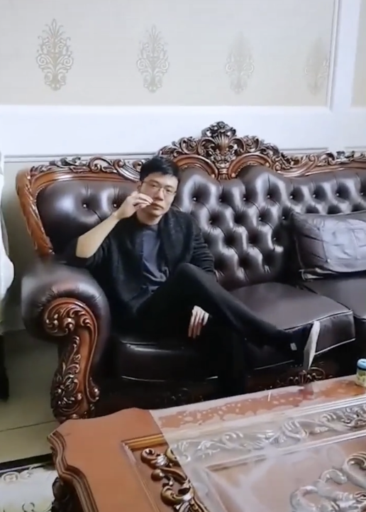 「pdd」4位主播的“前世今生”老照片，第1个引人泪目，第4个让人唏嘘