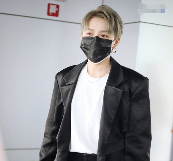 「李宇春」《青2》总决赛，谢娜担任主持人，陈嘉桦缺席，李宇春或将现身