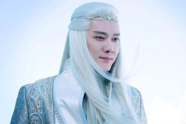 [杨紫]杨紫接下对赌任务？被曝签约周冬雨前公司带新人，杨幂也曾经历过