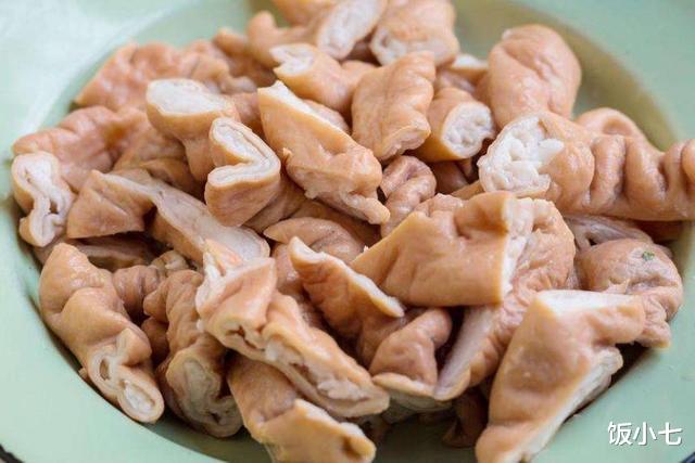 『猪大肠』洗干净的猪大肠，不要直接下锅炒，多做这一步，猪大肠软嫩又入味