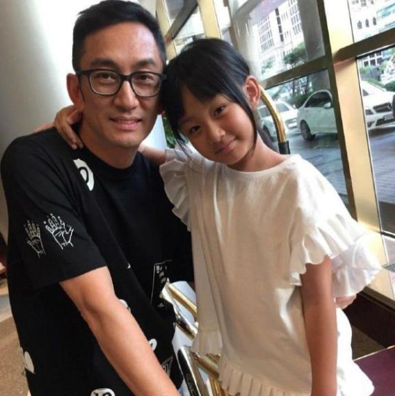 那英|晒晒吴启华现实的豪宅，把女儿养成白富美，打小就让她学习钢琴