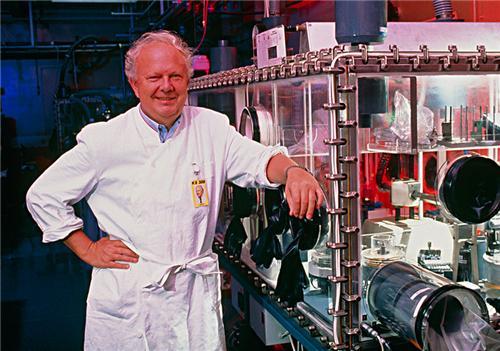 「物理学家」英国“毒王”:生前是行走的辐射体,死后只能用特殊铅棺埋葬