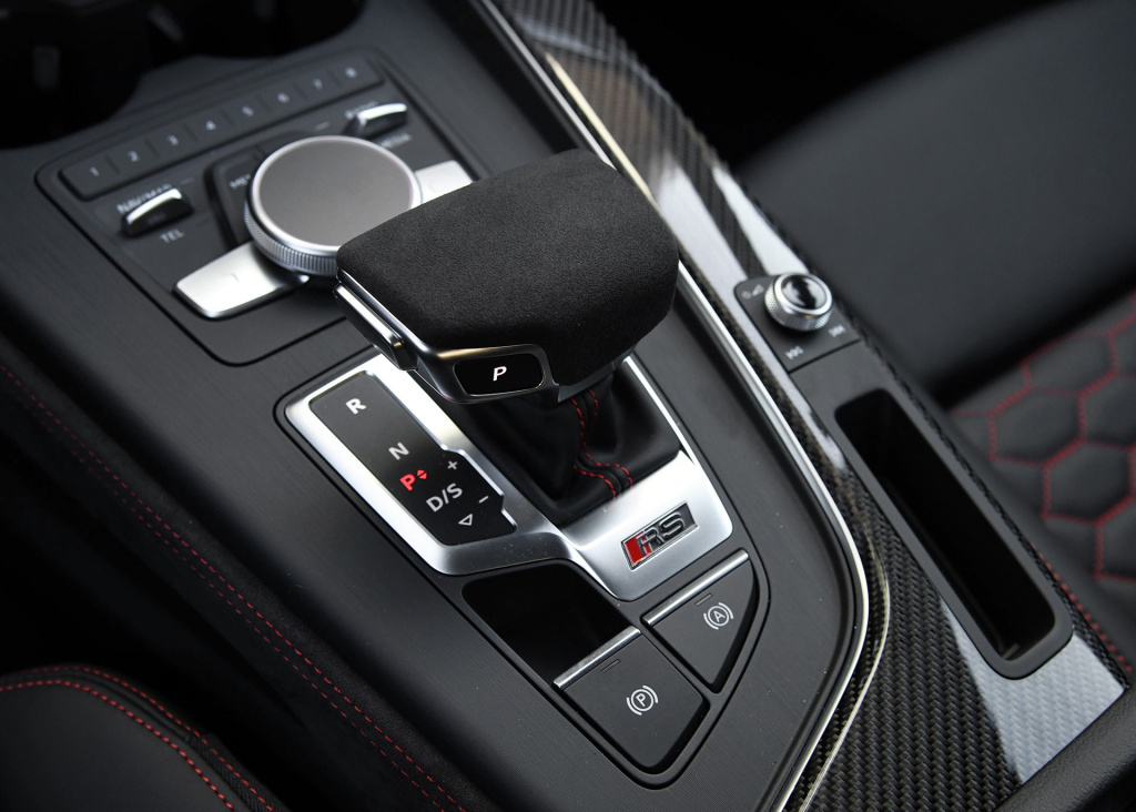 奥迪|“西装暴徒”奥迪RS4,2.9T爆发450马力,4.1秒破百,比超跑实用