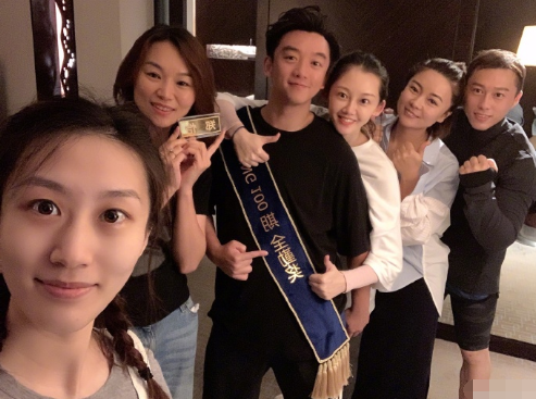 郑恺|跑男团情谊有多深刻?郑恺录制100期后发文感叹,配图却只有9个人