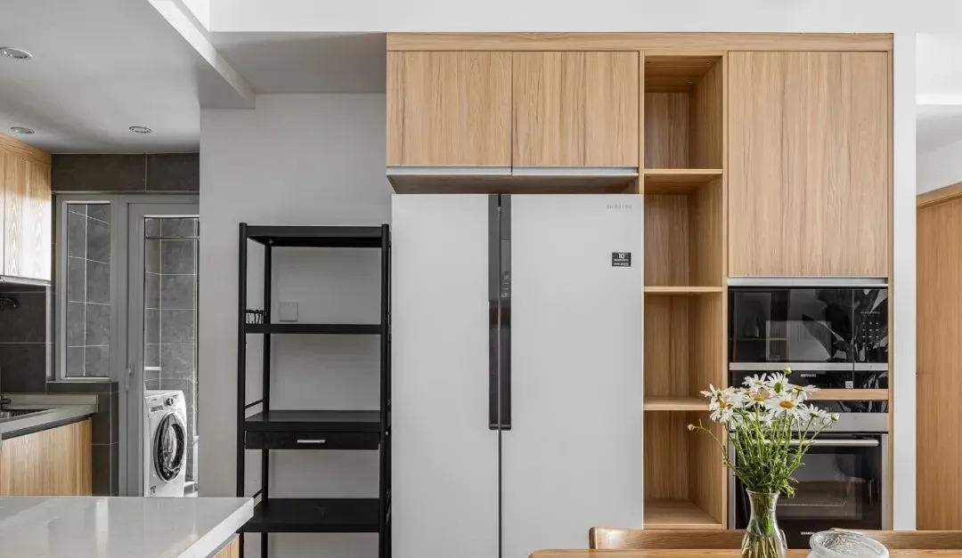 []95㎡原木简约风格装修，客厅飘窗采光加分！