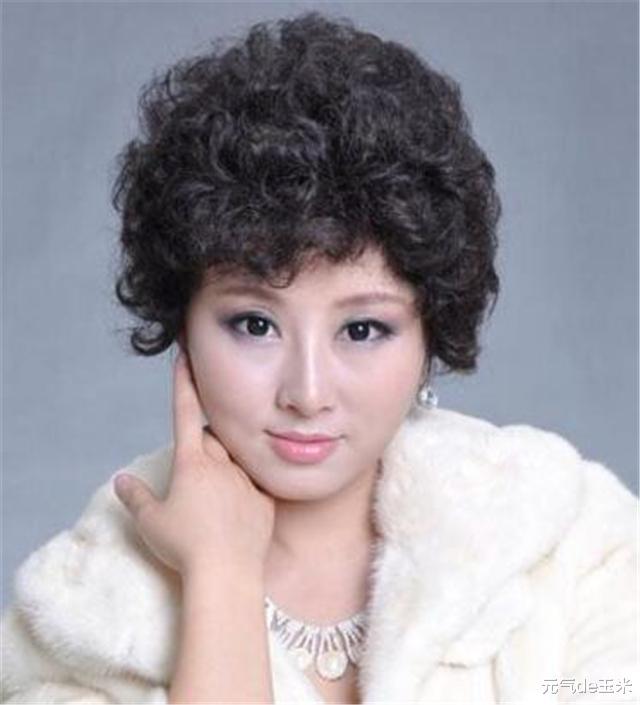 发型|年过50岁可别乱烫头！三木妈妈也“中招”的4个雷区，赶快避开