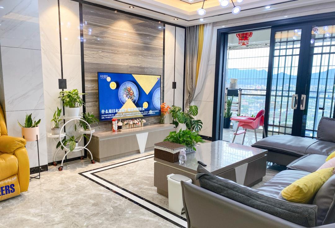 #大门#晒晒刚入住的新房，客餐厅瓷砖上墙大气，搭配浅灰地板特别耐脏！