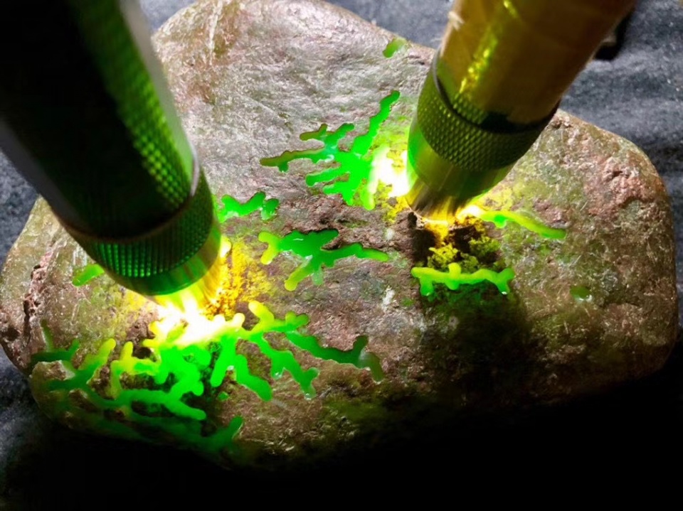 「翡翠」相貌平平的翡翠原石连行家都看不上眼，大叔自信拿下，切开看傻眼