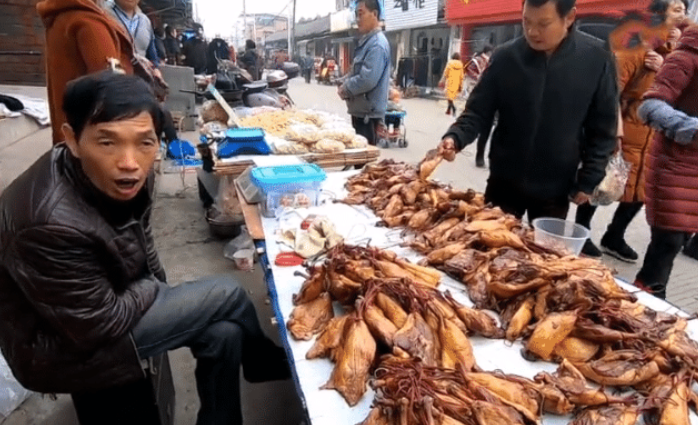 摆摊|大叔摆摊卖“黄金”小吃，15元一只，只卖1小时，日收入上千元！