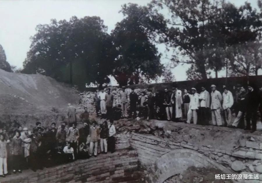 [定陵]考古人员挖掘十三陵时，工地上来了一位古怪的老者，而后发生一系列离奇事件