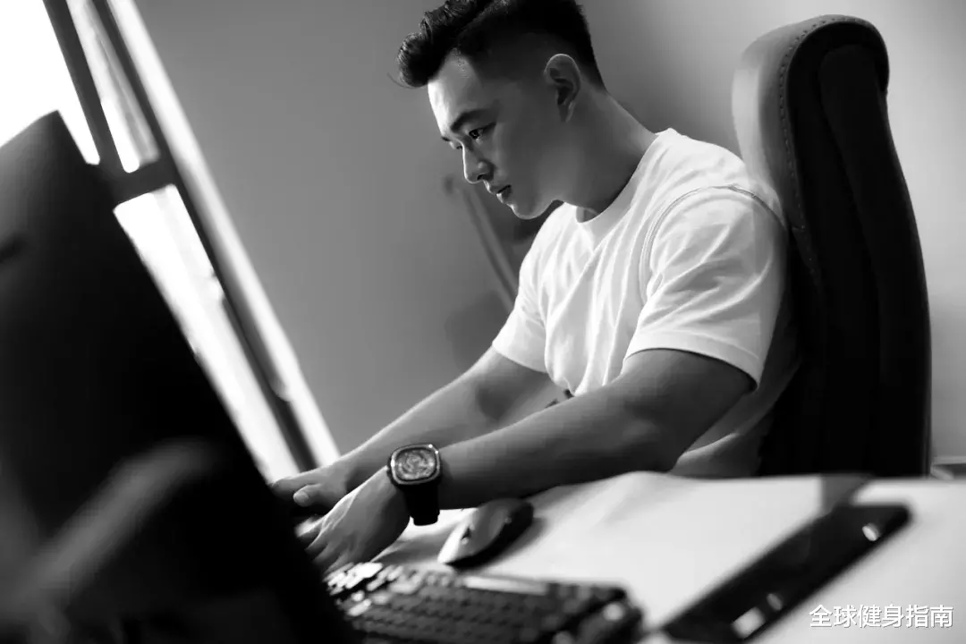 健身|26岁新疆余文乐!开挂的人生是何种体验?明明可以靠脸他偏不!