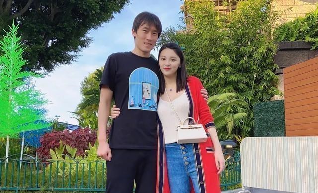 「杜威」前国足队长怒怼金玟哉,他踢过世界杯,两任前女友都是美女直播