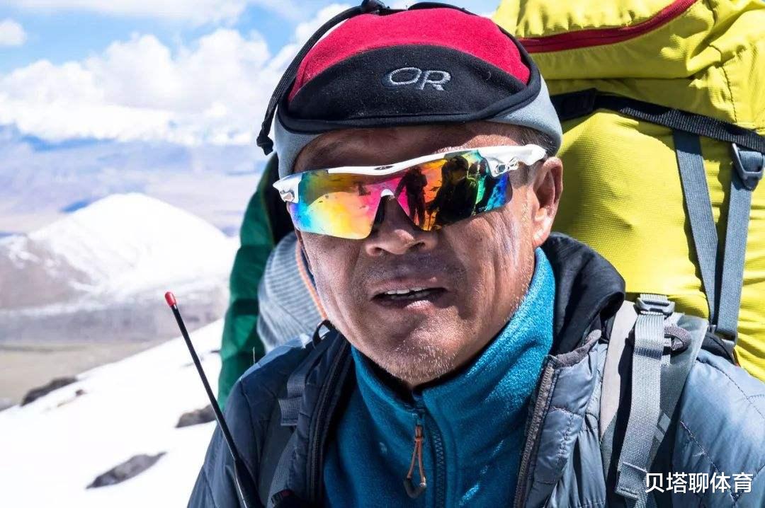 『巴塞罗那』加泰媒体狂吹！中国探险家登顶珠峰晒巴萨围巾，球迷：真可悲