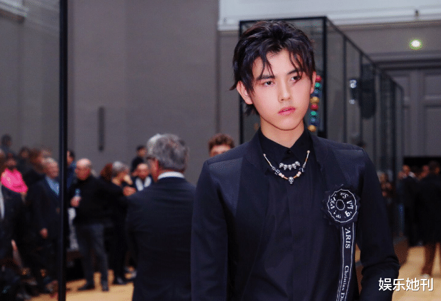 皓衣行|《皓衣行》主题海报发布！谁注意官微的文案了？6字声明求生欲好强