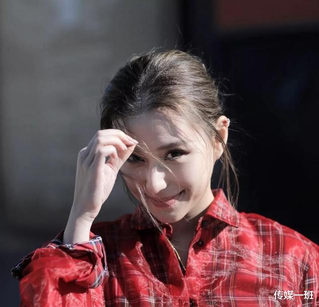 「许志安」与赌王最美千金恋爱一周年，窦骁半夜晒何超莲美图却被曝藏小心机