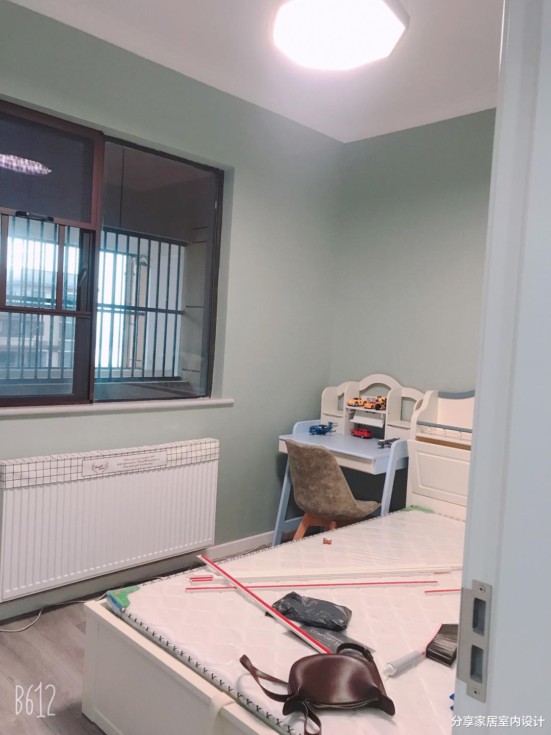 |她家断离舍装修，金属线条做电视墙，吊顶无灯带，简单耐看不过时