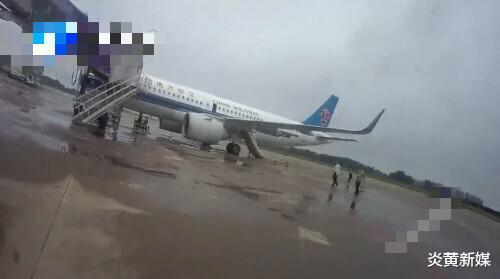 炎黄新媒|女子第一次坐飞机，为“方便”乘客，打开飞机应急舱门，后被行政拘留10日