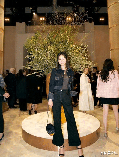 穿衣搭配：白百何终于洋气一回，牛仔短外套配喇叭裤，半扎马尾意外好看
