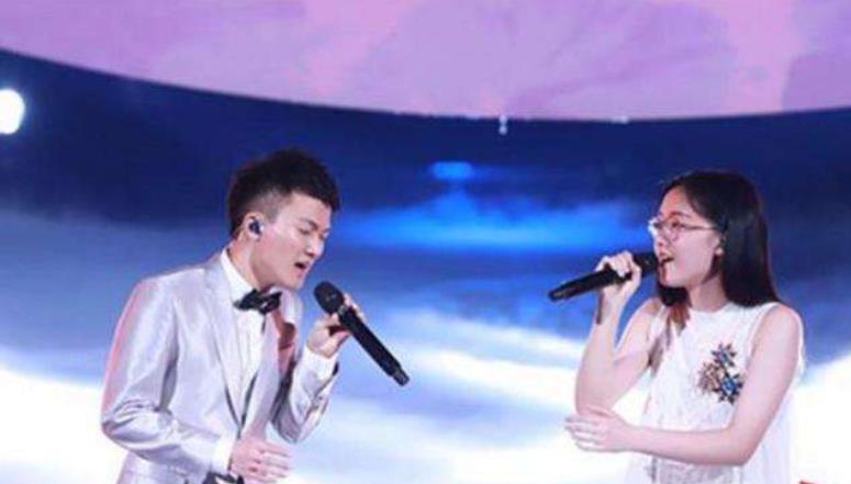 周深|最强辅助现身《明日之子》，拥有空灵嗓音的他，这次的惊喜是什么