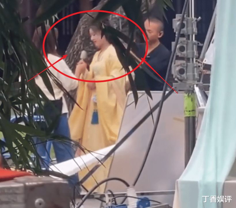 赵露思|赵露思《国子监》路透，原以为服化会老土，没想到七彩套装意外好看