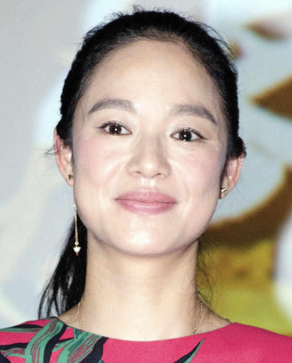 防晒|周韵高颜值任性，素颜妆容搭配连衣裙现身，依然年轻漂亮大方