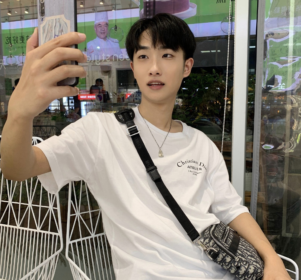|因长得太帅维权走红的“小张” 直播痛哭：为啥突然那么多人骂我