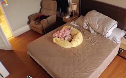 带你参观贾静雯的家，家里面积有点不够用，走廊都挂满衣服了