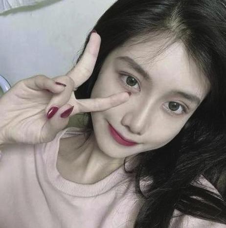 [眼霜]赵露思素颜直播，看了她“涂眼霜”的方法，难怪她眼睛白嫩无皱纹