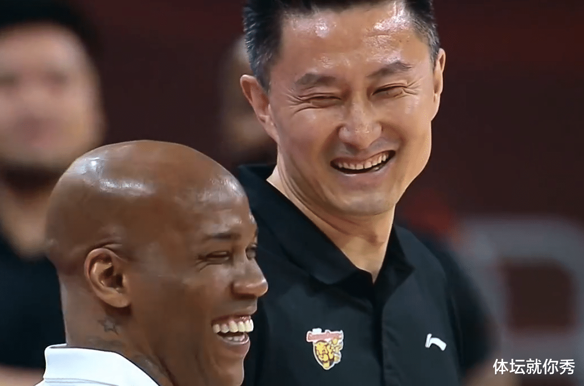 [广东男篮]职业假笑！北控45分惨败广东后，杜锋走了过来，谁注意马布里的举动
