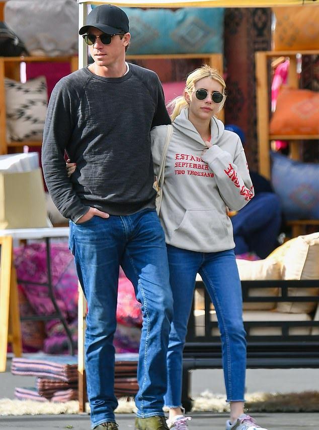 艾玛·罗伯茨|艾玛·罗伯茨大热天穿毛衣，原来是怀孕了，高个子男友太英俊