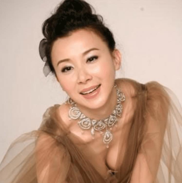 综艺节目▲过气女明星有多心酸？综艺节目被主持人非礼, 只能强颜欢笑