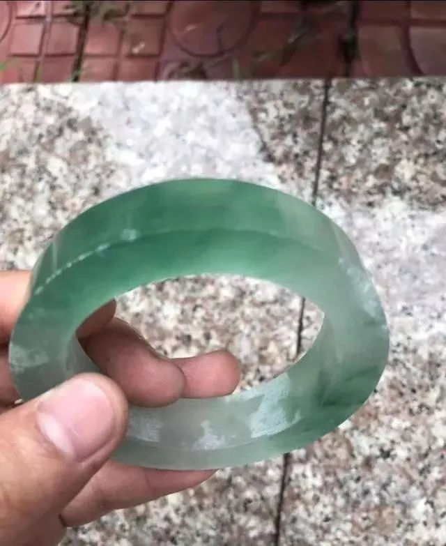 【橄榄核】没人看好的翡翠原石，切出高冰飘花，小哥哥都笑呆了