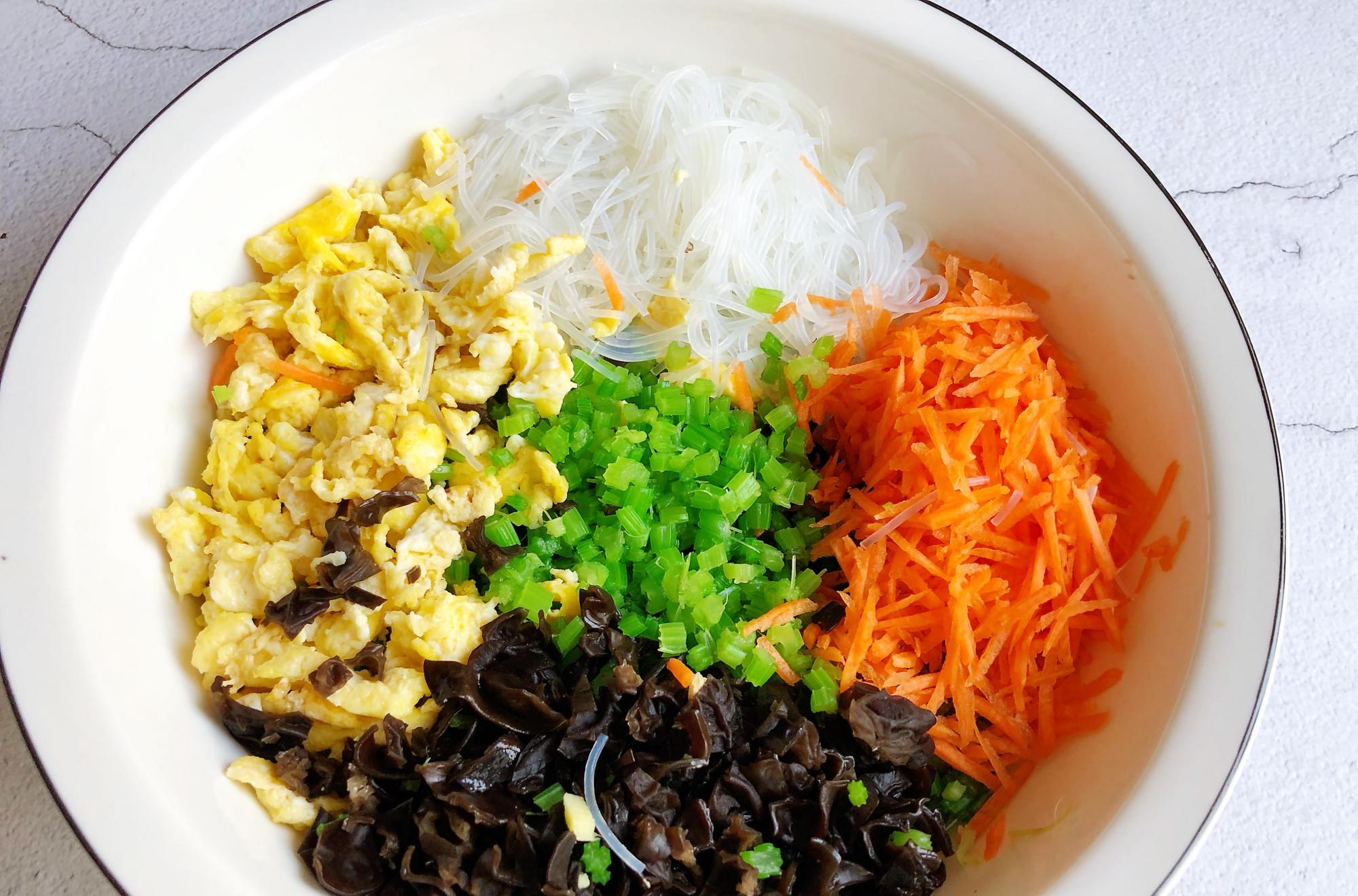 芹菜:早餐,我家迷上了吃它,无需揉面和面,10分钟上桌,皮薄馅大好吃