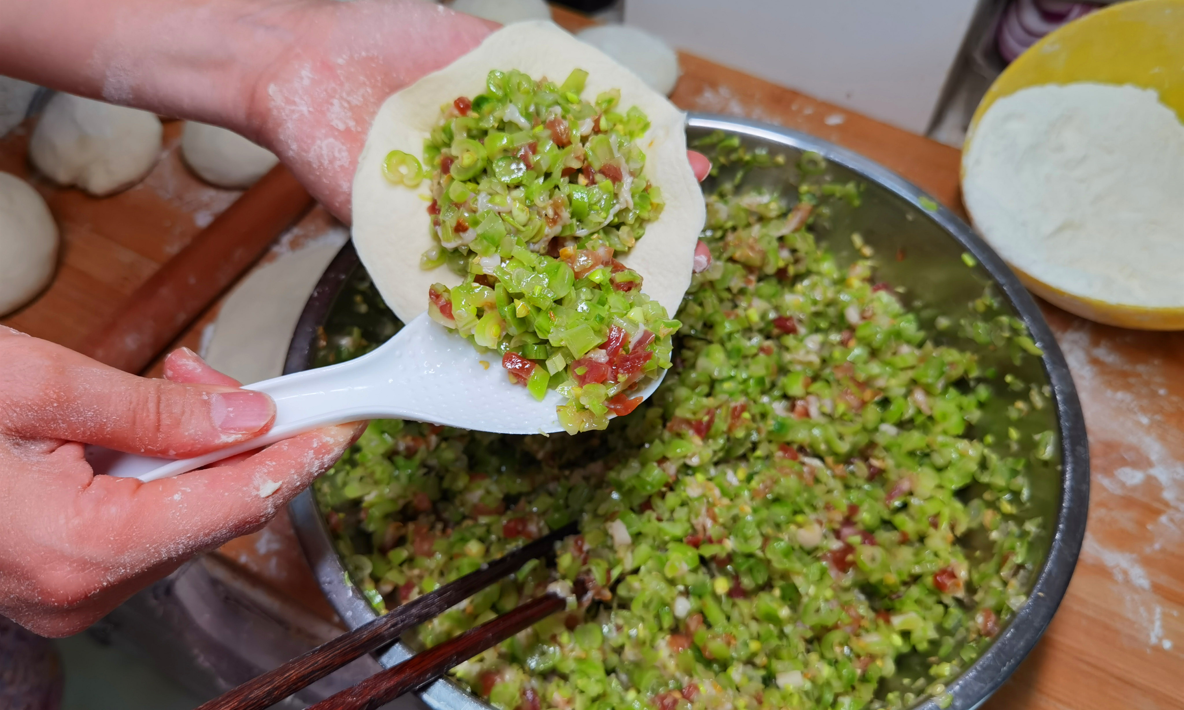 包子|三伏天，遇到此菜别手软，钙是鸡肉7倍，现在正当季，蒸包子真香