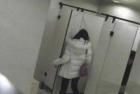 女子上公厕被偷拍,吓得花容失色,男子:寻求刺激,一时没忍住