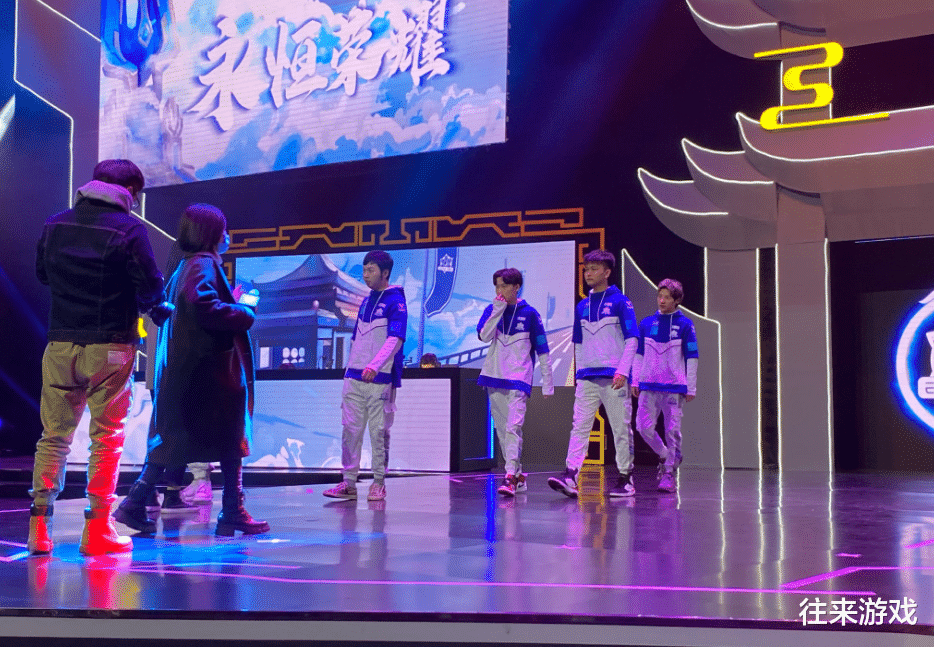 estar战队|ES惨遭RNG.M完虐，看清猫神满是褶皱的队服，无数粉丝都怒了！