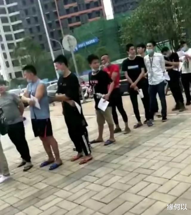 奚梦瑶|昆山电子厂扔证件后续，为了尊严员工提桶跑路，产线瘫痪
