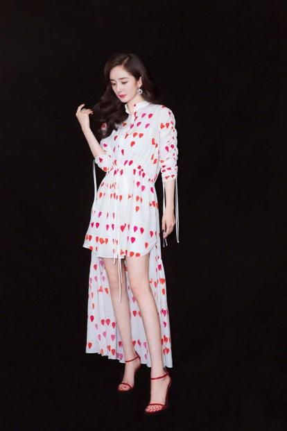 杨幂@杨幂什么时候才停止扮嫩！穿粉旗袍扎双马尾现身，藏不住的韵味